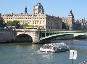 Batobus Parijs, varen in een rondvaartboot (hop on hop off) door Parijs