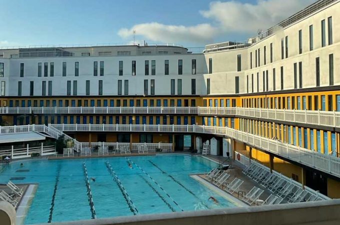 Buitenzwembad Hotel Molitor in Parijs