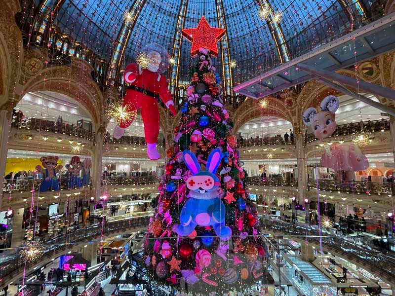 Kerstboom in koepel warenhuis Lafayette-Haussmann in Parijs - 2021