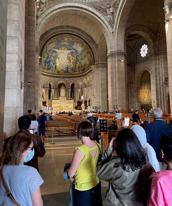 Dienst bijwonen in de Sacré-Coeur