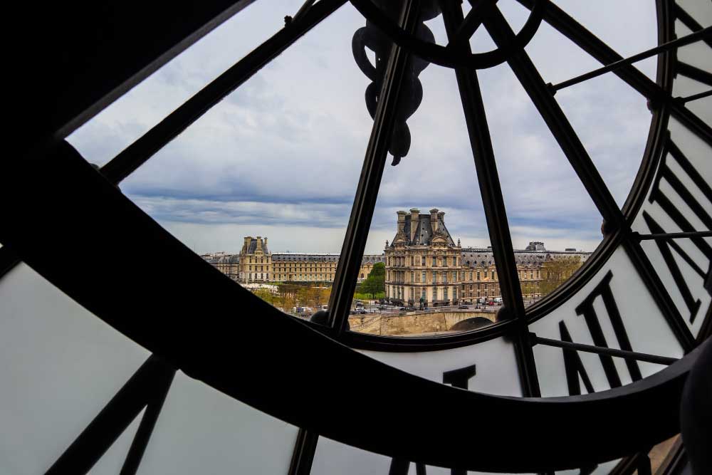 Emily in Paris locaties: museum d'Orsay met de grote klok.
