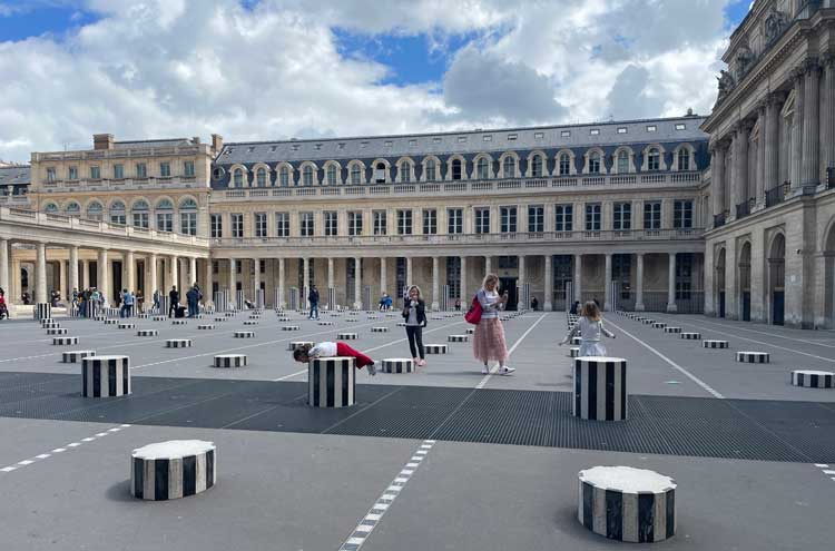 De zwart-witte pilaren (kolommen) bij Palais Royal