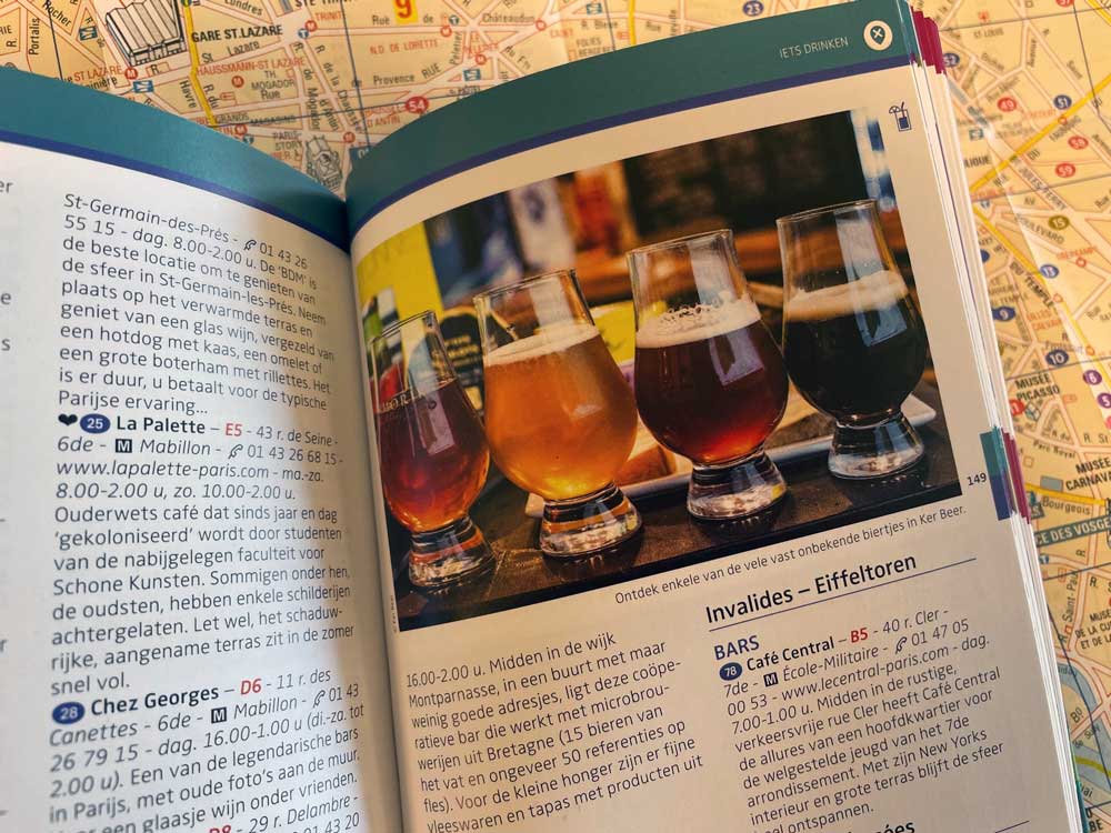 Restaurants en cafe's in een boekje over Parijs, met Michelin beoordeling