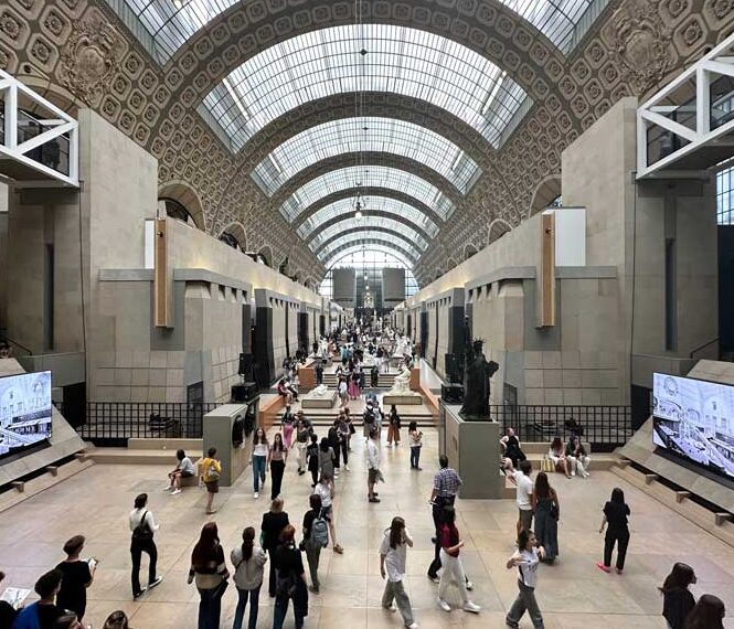 Grote centrale ruimte in Museum d'Orsay in Parijs