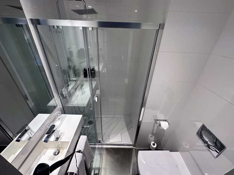 Zeer compacte, maar ook hele schone badkamer in Hotel Exe Panorama in Parijs