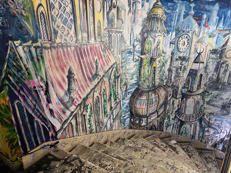 Muurschilderingen in de creatieve ruimte van jonge kunstenaars op 59 Rue Rivoli in Parijs