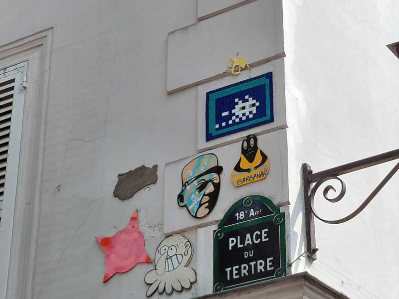 Straatartiest Invader op Place du Tertre in Parijs