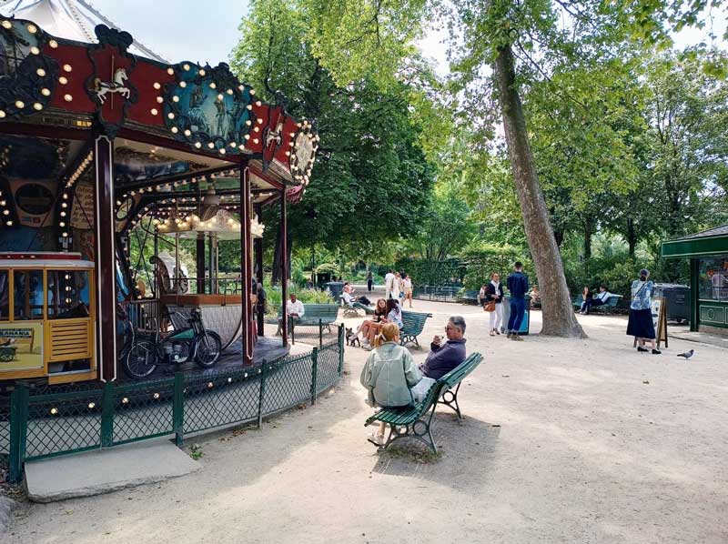 Draaimolen in Parijs, ook in Parc Monceau kun je een ritje maken.