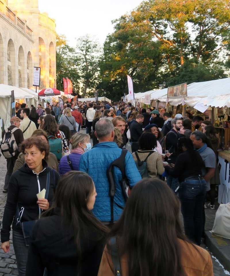 Het wijnoogstfeest in Parijs trekt jaarlijkse veel bezoekers. Zowel toeristen als Parijzenaren.