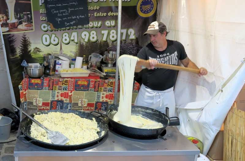 Kraampjes met eten en drinken tijdens het wijnoogstfeest in Parijs (oktober)