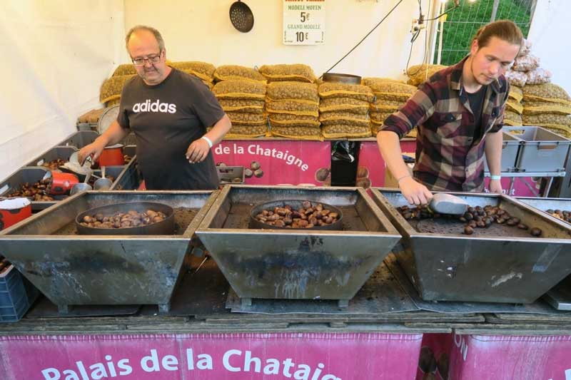 Kastanjes eten tijdens het Fêtes des Vendanges (wijnoogstfeest) in Montmartre