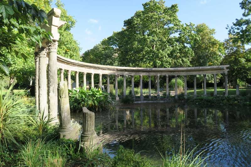 Parc Monceau in Parijs, een rij met zuilen