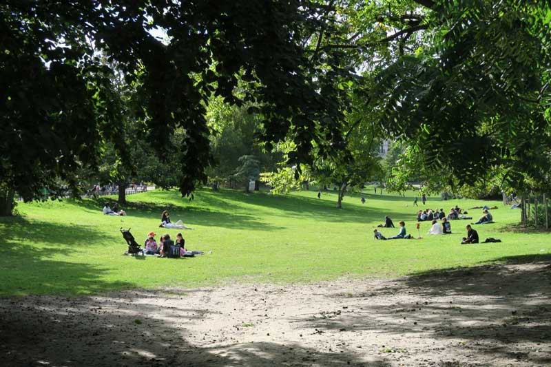 Picknicken in Parc Monceau in Parijs