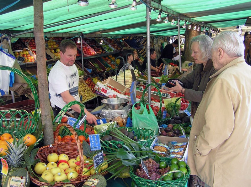 Authentieke markt in de wijk Auteuil in Parijs