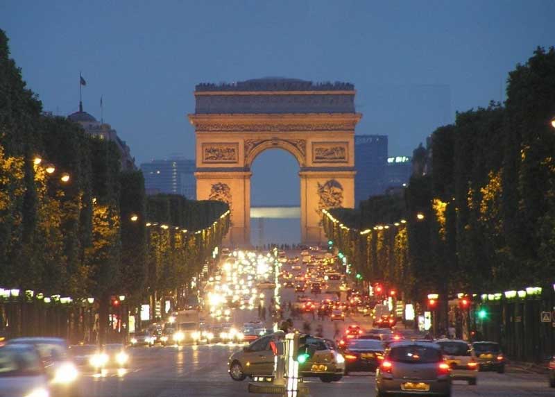 Arc de Triomphe bij nacht