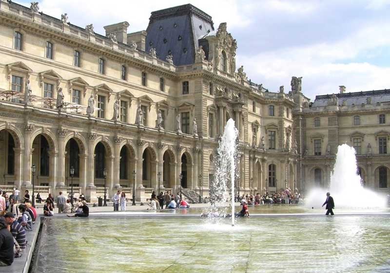 Bij het Louvre