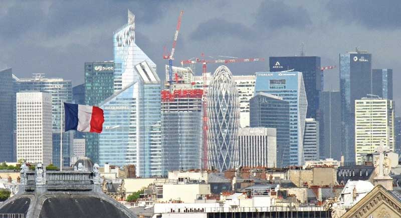 Historische as in Parijs loopt door naar de zakenwijk La Défense