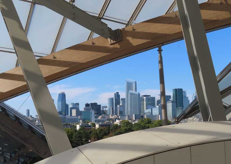 Uitzicht La Defense vanaf het dakterras van Fondation Louis Vuitton.