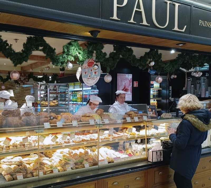 Paul, de bakker voor een typisch Franse sandwich, gemaakt met stokbrood