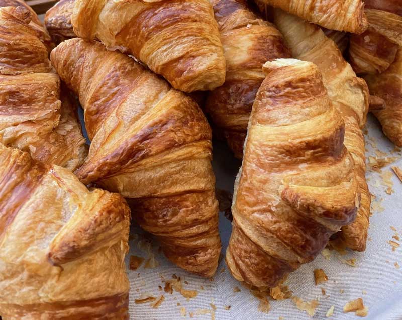 Lekkere croissants eten in Parijs