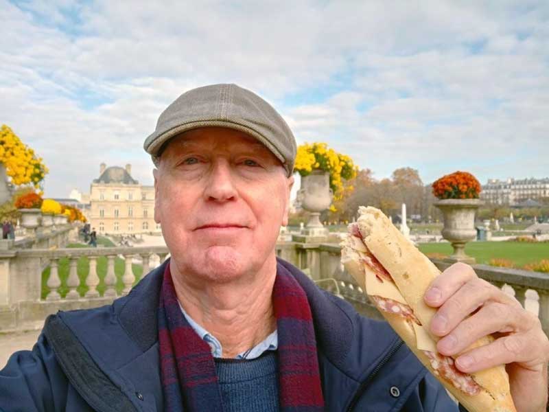 Louis met een Franse sandwich