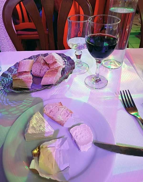 Brood bij een Frans kaasplankje