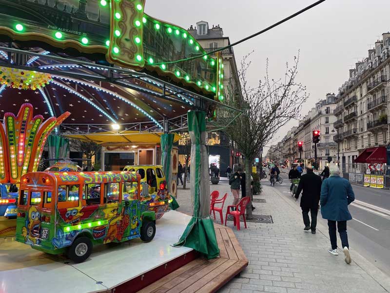 Leuk als je met jonge kinderen in Parijs bent: overal zijn draaimolens!