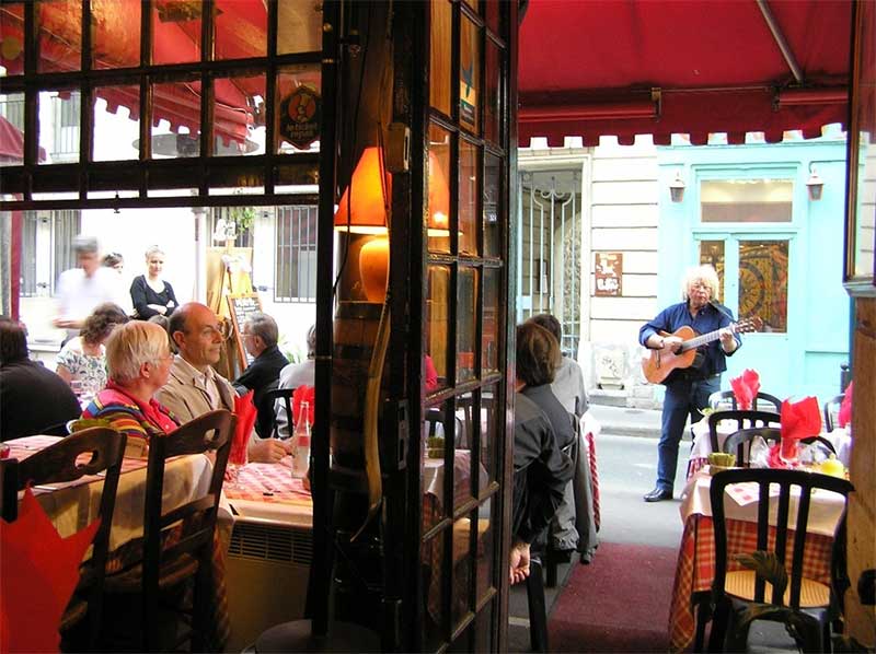 Gezelligheid in Rue Daguerre Parijs