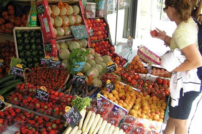 Leuke straat met markt, Rue Daguerre