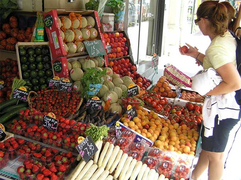 Leuke straat met markt, Rue Daguerre