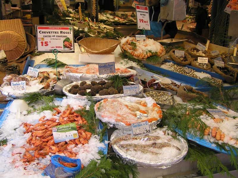 Leuke straat met markt in Parijs