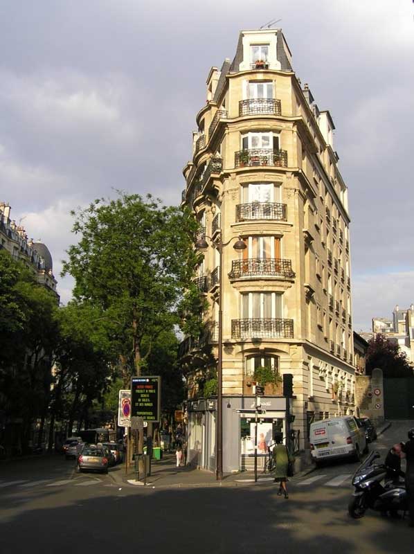 Puntvormige gebouwen in Parijs, zoals hier bij Rue Caulaincourt