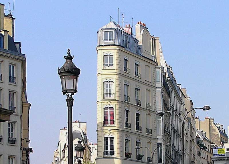Ook zo'n taartpunt model gebouw op de hoek Rue de Clery en Rue de la Lune