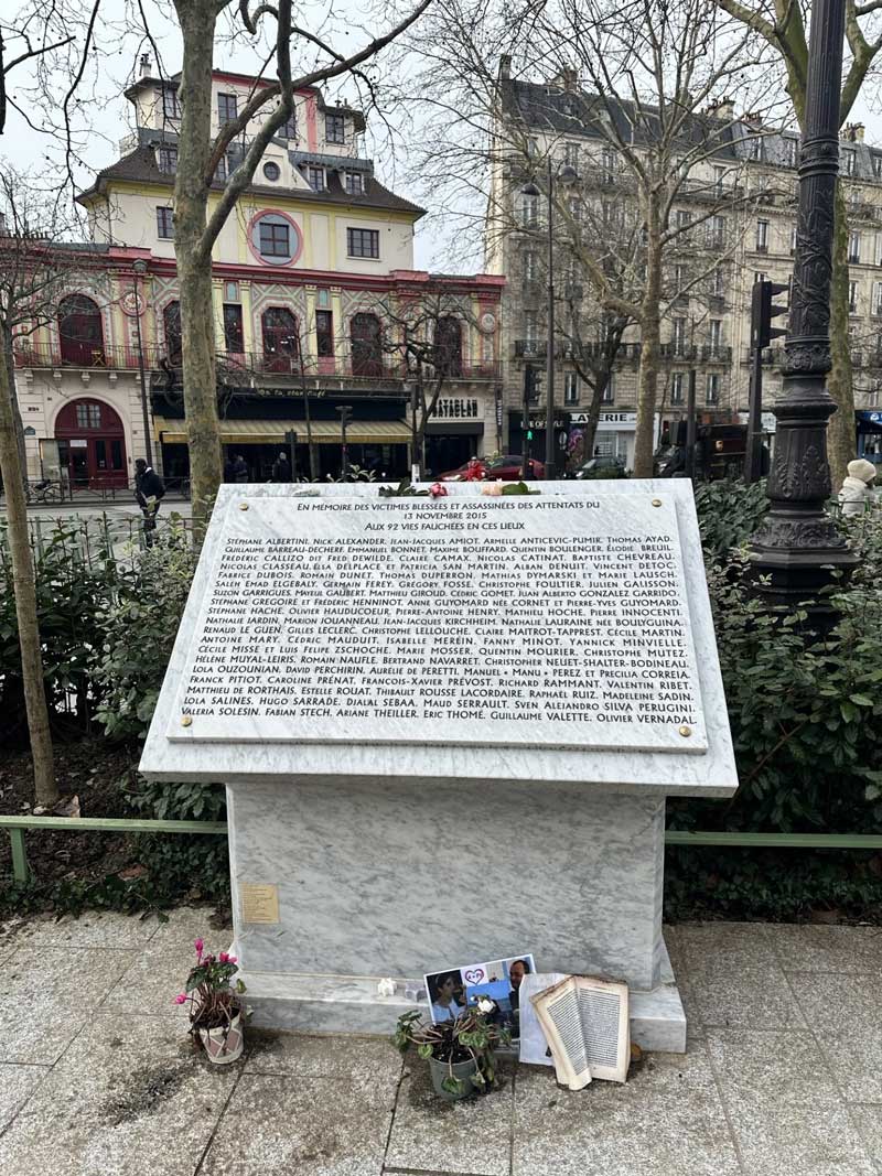 Waar vind je het monument ter herinnering aan de slachtoffers van de Bataclan aanslag op 13 november 2015 in Parijs