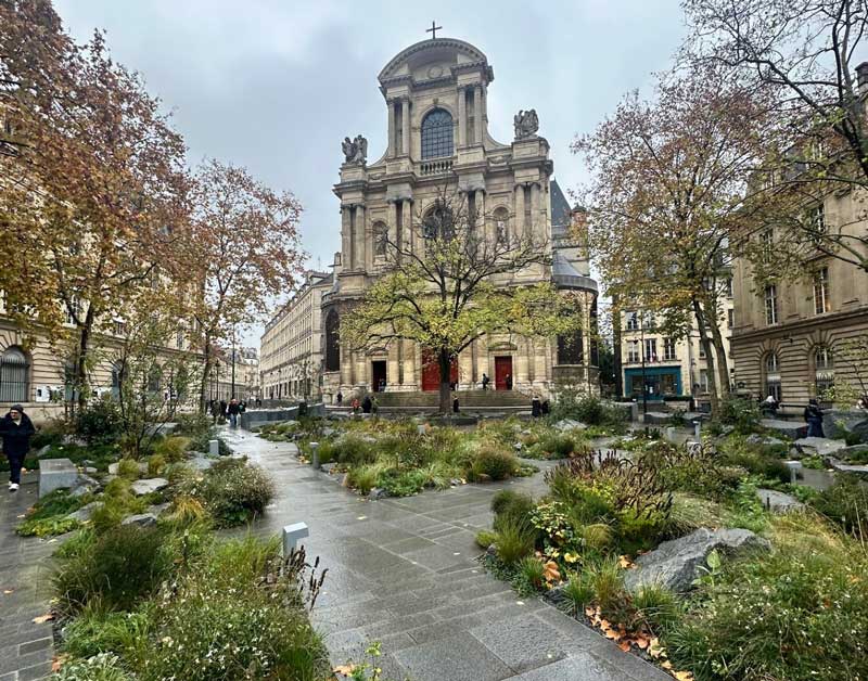 De herdenkingstuin in Parijs naar aanleiding van de aanslagen op 13 november 2015