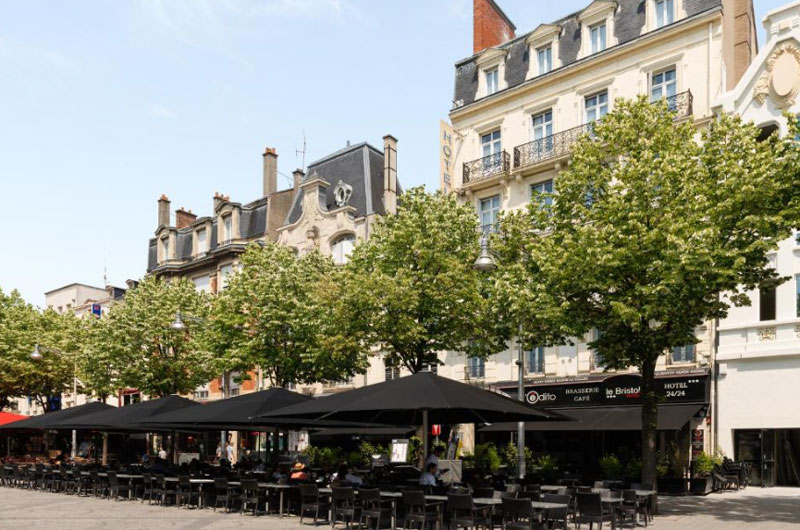 binnenzwembad op de bovenste verdieping van Le Bristol Paris