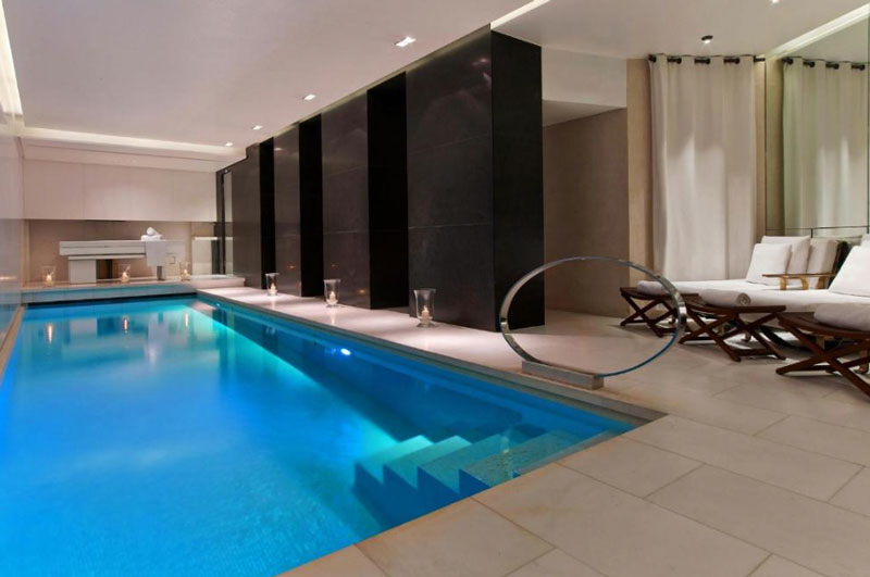 klein luxe binnenzwembad van Le Metropolitan Paris Tour Eiffel