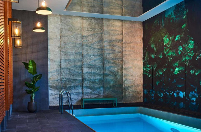 binnenzwembad van Novotel Paris Gare de Lyon voor gezinnen