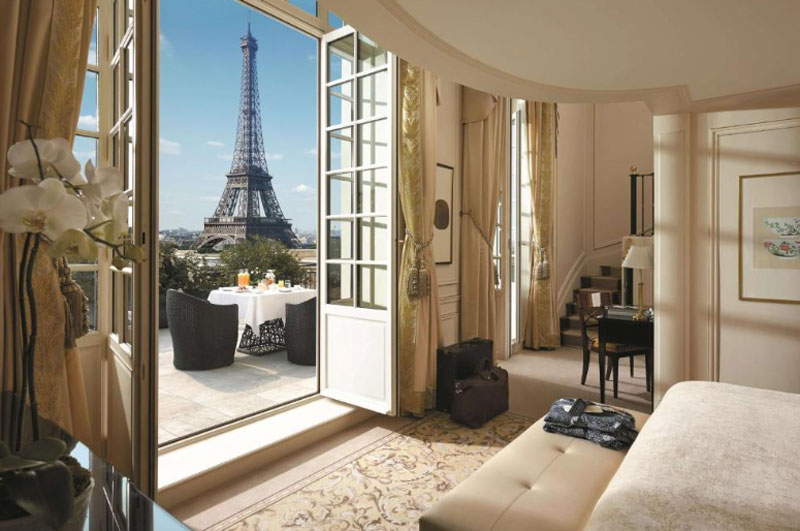 rustig binnenzwembad van Shangri La Paris met daglicht