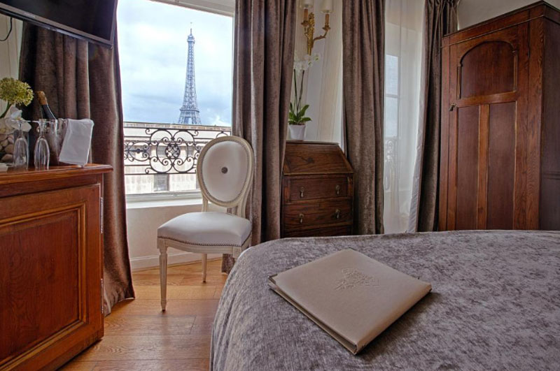 kamer van Hôtel Eiffel Trocadéro met uitzicht richting de Eiffeltoren