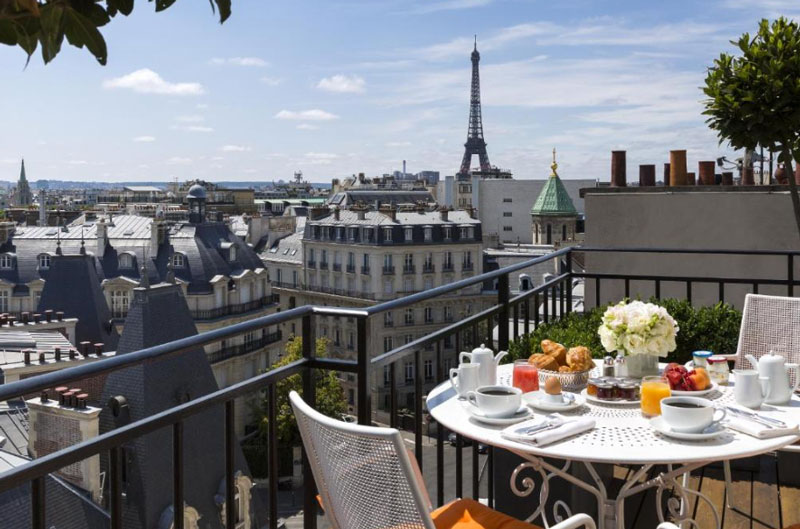 terras van Hôtel San Régis met uitzicht op de Eiffeltoren