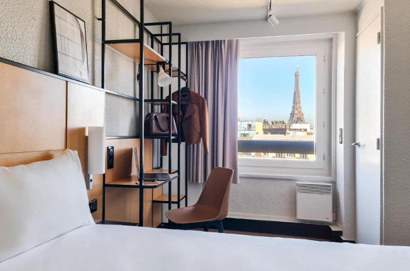 kamer in ibis Paris Tour Eiffel Cambronne met uitzicht richting de Eiffeltoren