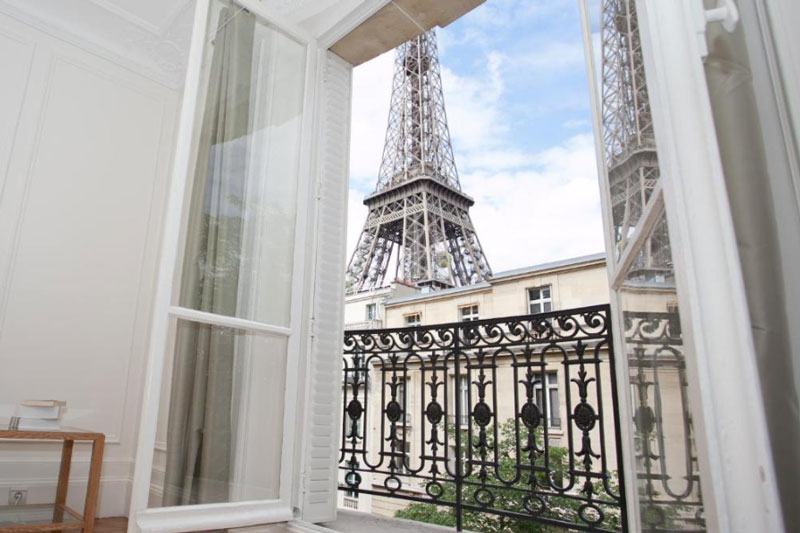 balkon van Résidence Charles Floquet met direct uitzicht op de Eiffeltoren