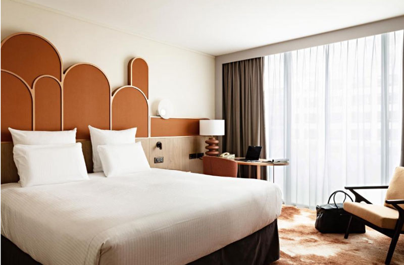 moderne lobby van Pullman Paris Centre Bercy met parkeergarage onder het hotel