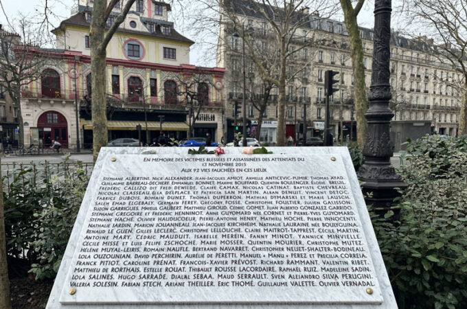 Lijst met namen van omgekomen slachtoffers tijdens de aanslag in de Bataclan in Parijs