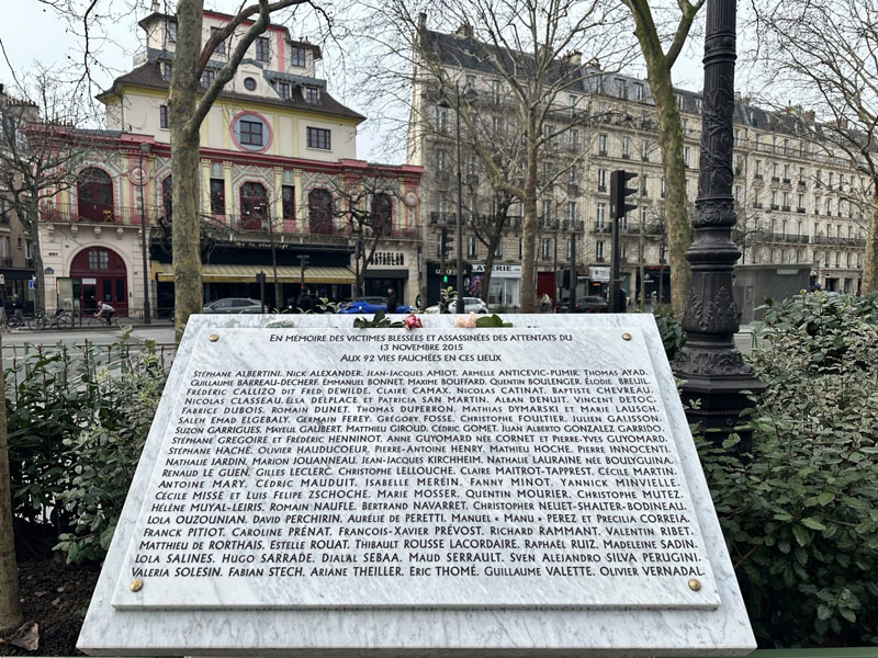 Lijst met namen van omgekomen slachtoffers tijdens de aanslag in de Bataclan in Parijs