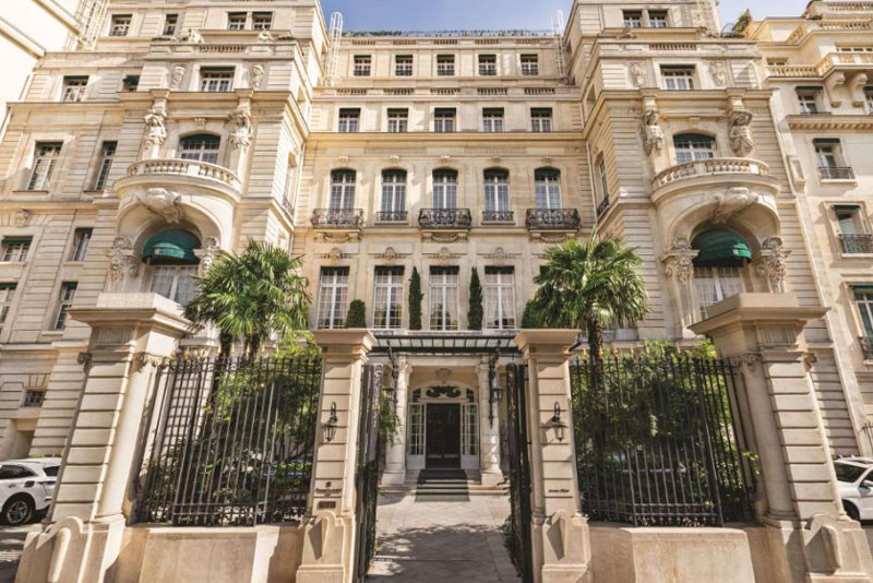 balkon met uitzicht op de Eiffeltoren bij Shangri La Paris