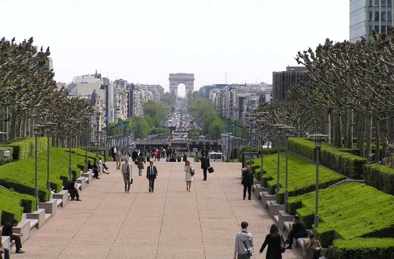Een blik op de Arc de Triomphe vanaf La Défense
