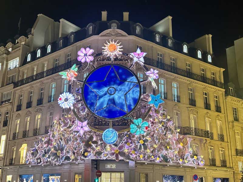 Populaire hotspot tijdens de kerstperiode: Dior op Avenue Montaigne in Parijs