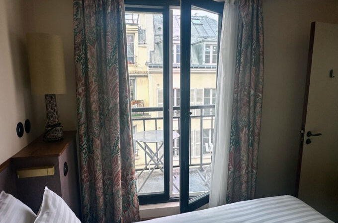 Betaalbare hotelkamer met balkon in Parijs